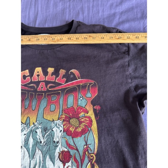 Ladies Wrangler Top Call A Cowboy.  Medium - Picture 7 of 7